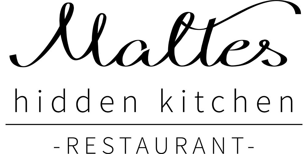Logo für das Restaurant „Maltes hidden kitchen“, entworfen für die Seniorenresidenz Schwarzwald, mit dem Schriftzug „Maltes“ in eleganter Kursivschrift über „hidden kitchen“ und „RESTAURANT“ in Großbuchstaben darunter.
